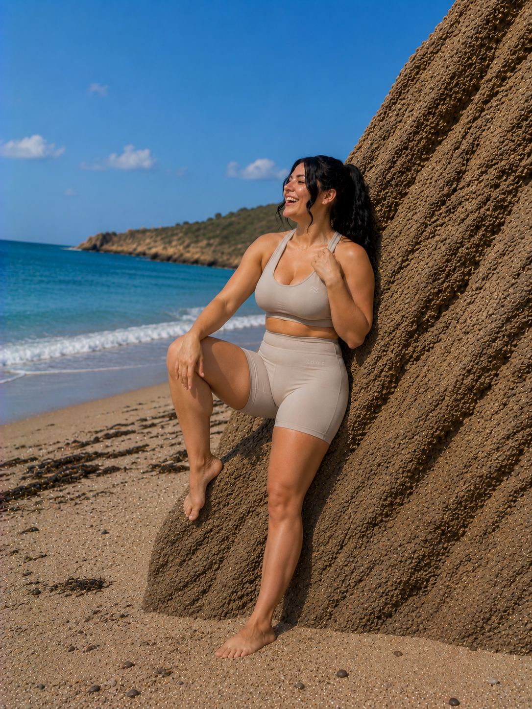 Femme portant le short taille haute effet ventre plat Loac coloris Dune