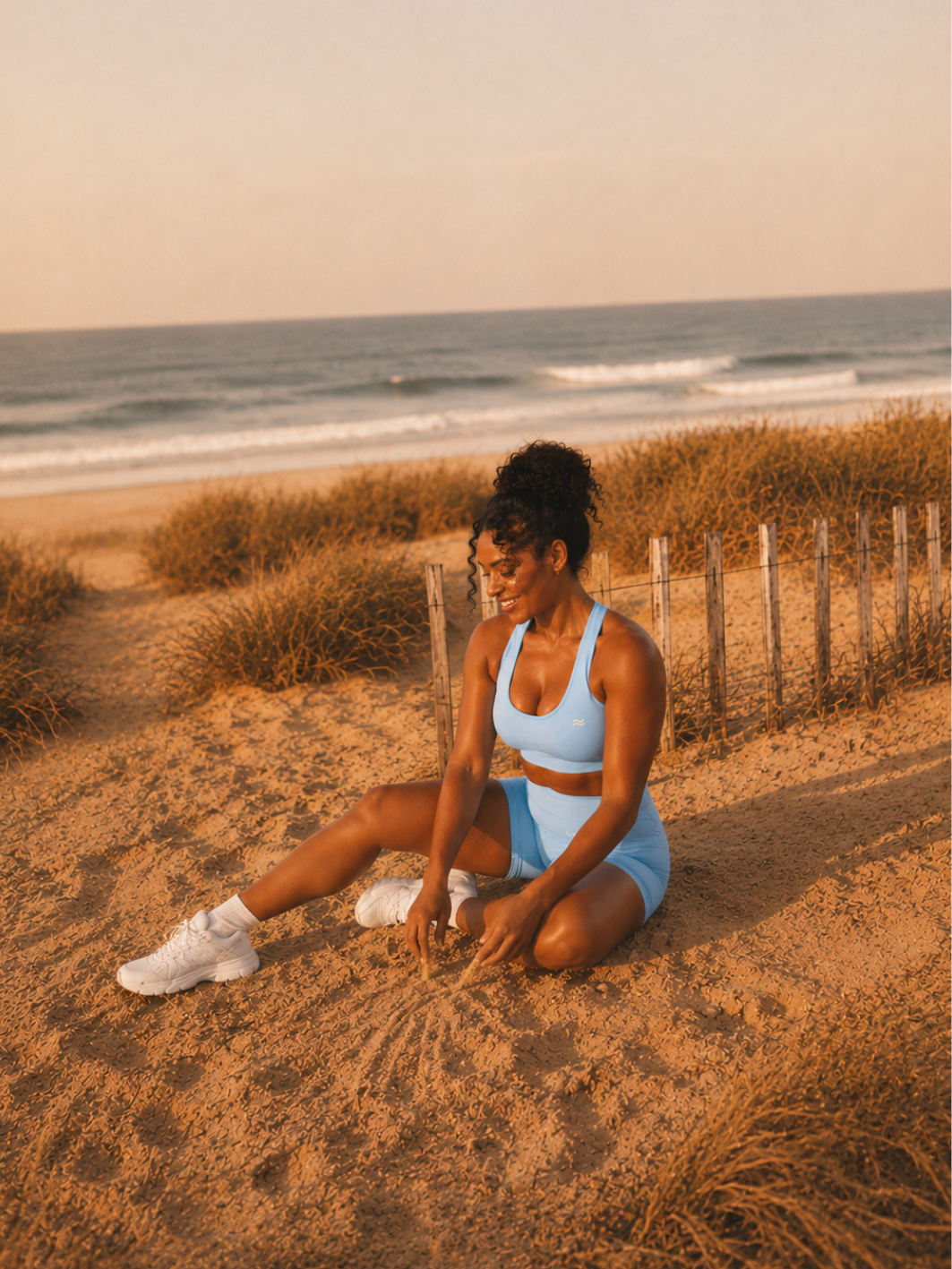 Femme portant le short taille haute effet ventre plat Loac coloris Sky