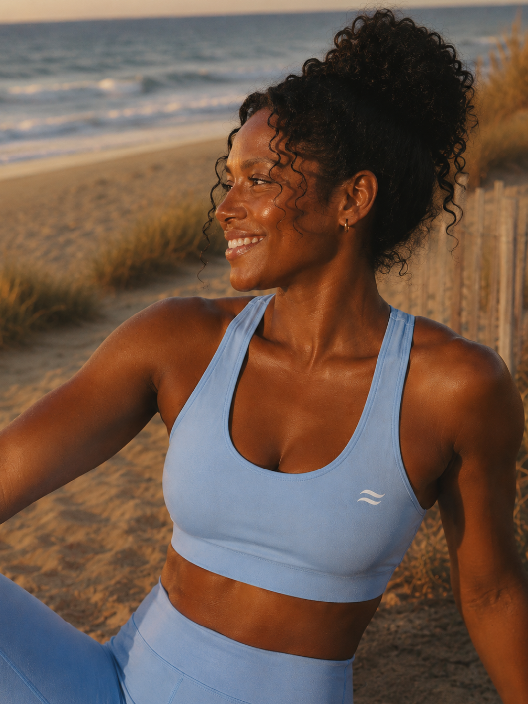 Femme portant la brassière de sport Loac coloris Sky