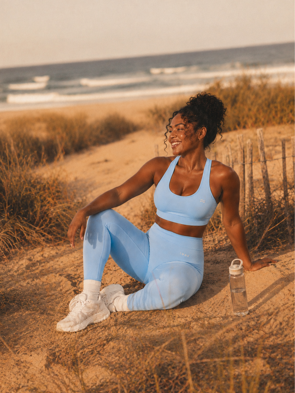 Femme portant le legging taille haute effet ventre plat Loac coloris Sky