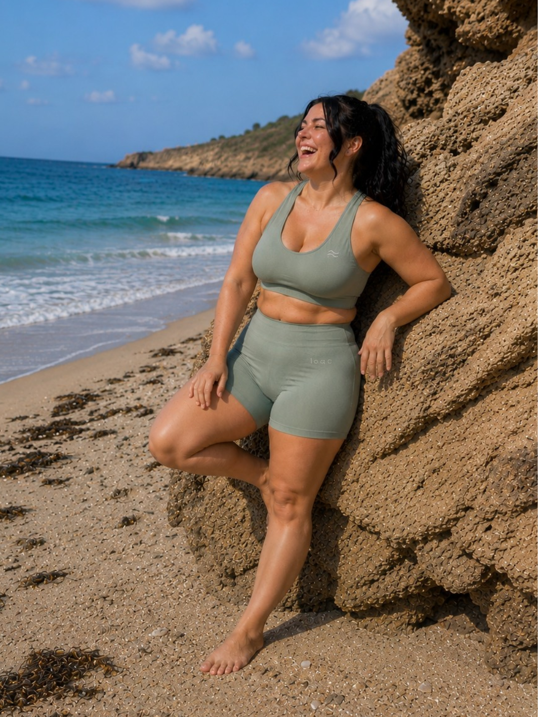 Femme portant le short taille haute effet ventre plat Loac coloris Sauge