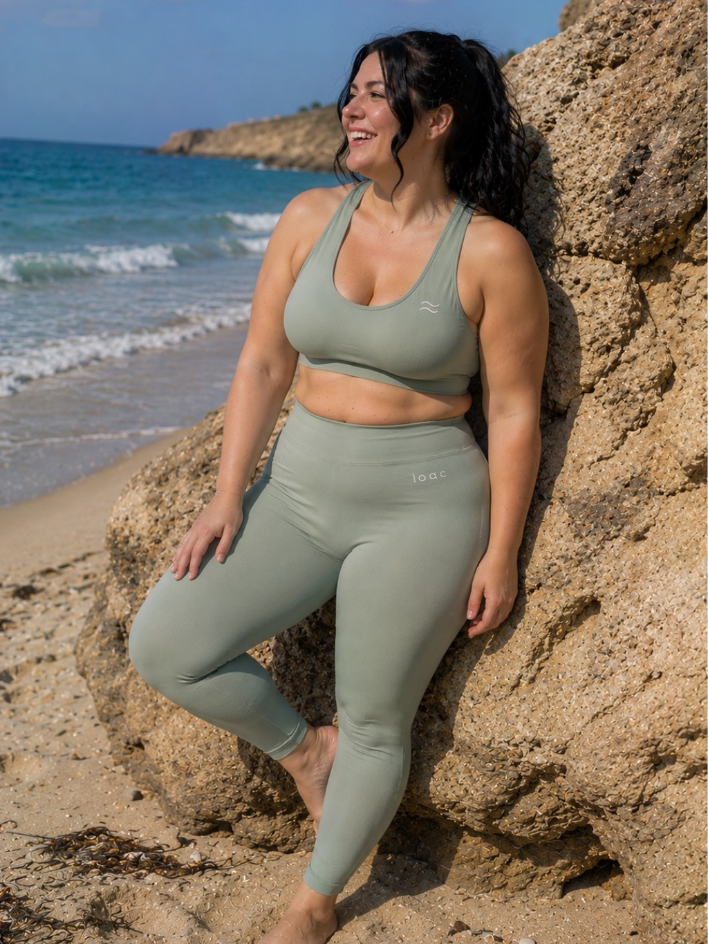 Femme portant le legging taille haute effet ventre plat Loac coloris Sauge
