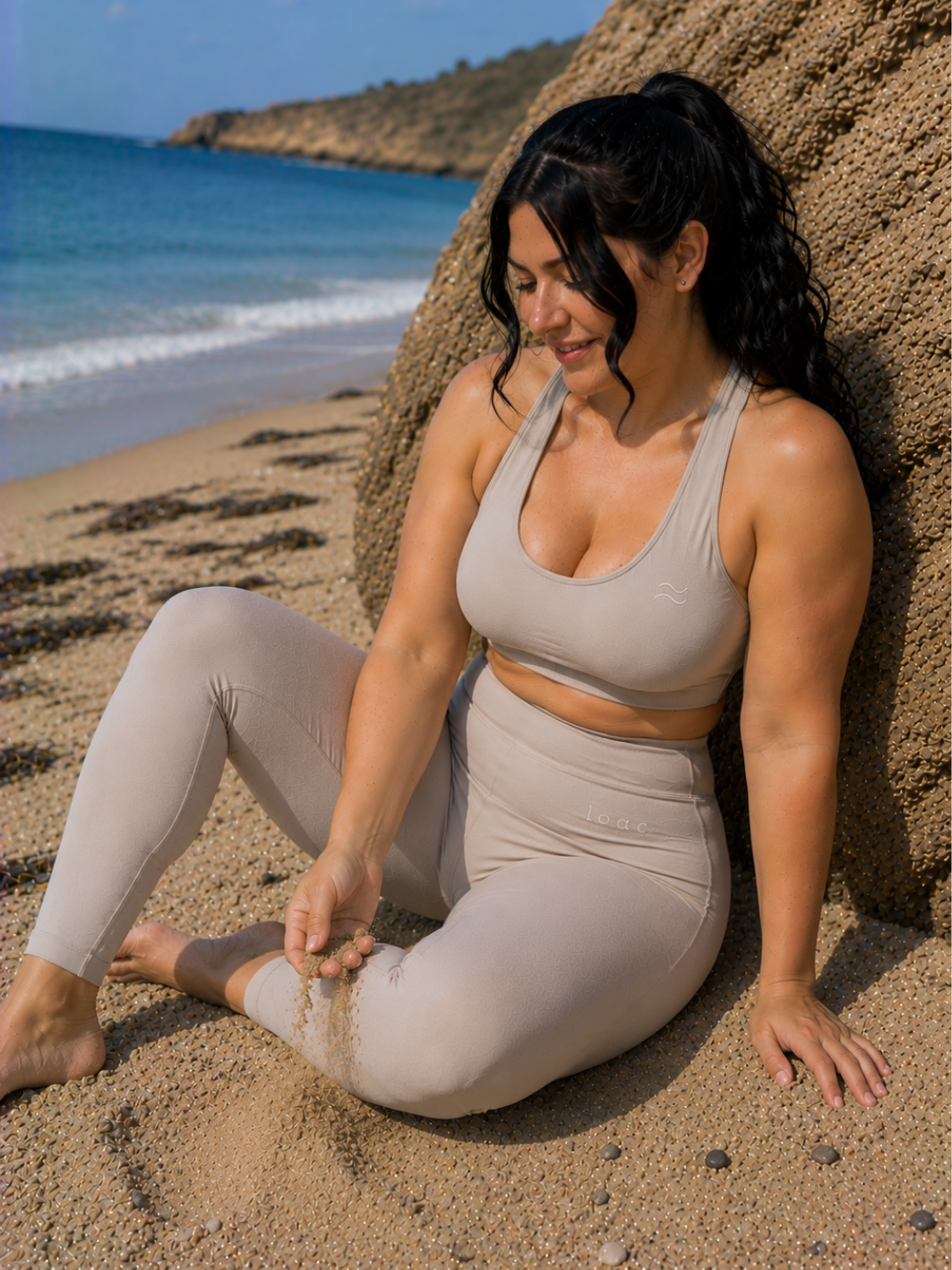 Femme portant le legging taille haute effet ventre plat Loac coloris Dune
